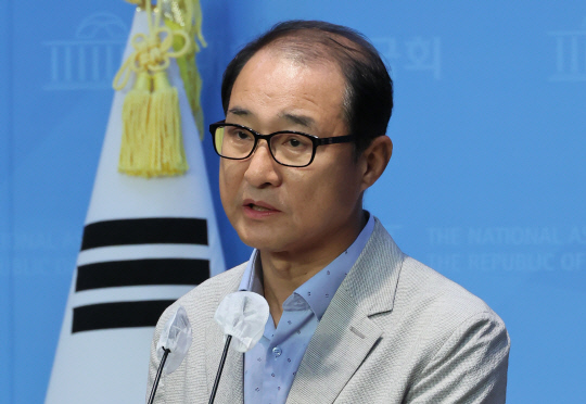 무소속 이성만 의원이 1일 국회 소통관에서 검찰의 영장 재청구와 관련해 입장을 발표하고 있다. 연합뉴스.